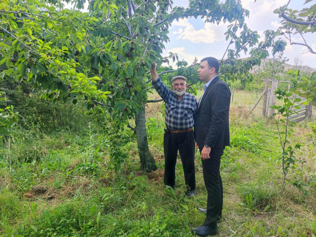 Kaymakamımız Ali EZGEÇ, hane ziyaretleri kapsamında ilçemiz çiftçilerinden Ahmet ERKAN' ı bahçesinde ziyaret etti.