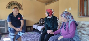 Kaymakamımız Sayın Mihtaha SARİKAYA Şehit Annesi Havva ALKAN'I evinde ziyaret etti.